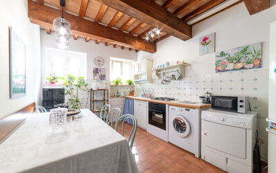 Amaca: Meubilair, Cabinetry, Tafel, Countertop, Toestel Van De Keuken, Fornuis, Hout, Interieur Ontwerp, Keuken, Flooring