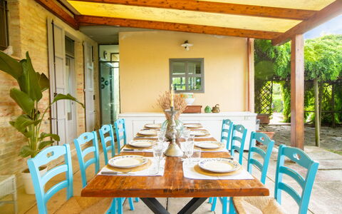La Villa Di Ostra: Meubilair, Interieur Ontwerp, Stoel, Tafel, Hout, Keuken En Eettafel, Eetkamer, Flooring, Plafond, Verdieping