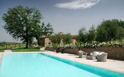 Agriturismo i Grandi di Toscana: Water, Lucht, Fabriek, Wolk, Zwembad, Natuur, Azure, Boom, Schaduw, Rechthoek
