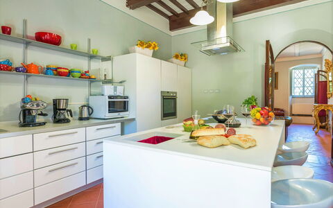 Villa Ivana - Cortona: Countertop, Kamer, Eigendom, Keuken, Interieur Ontwerp, Plafond, Meubilair, Geel, Gebouw, Groen