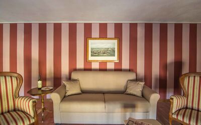 Appartamento 12 Malvasia: Kamer, Woonkamer, Meubilair, Interieur Ontwerp, Eigendom, Bankstel, Muur, Gordijn, Suite, Raambekleding