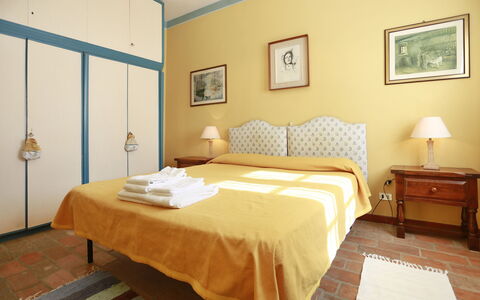 Borgo Antico Marina: Slaapkamer, Bed, Kamer, Meubilair, Eigendom, Laken, Bed Frame, Muur, Bedding, Interieur Ontwerp