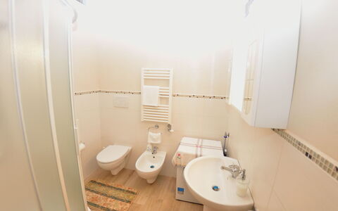 Borgo Di Zacco: Badkamer, Eigendom, Kamer, Loodgieterswerkinrichting, Toilet, Onroerend Goed, Huis, Interieur Ontwerp, Wc Bril, Verdieping