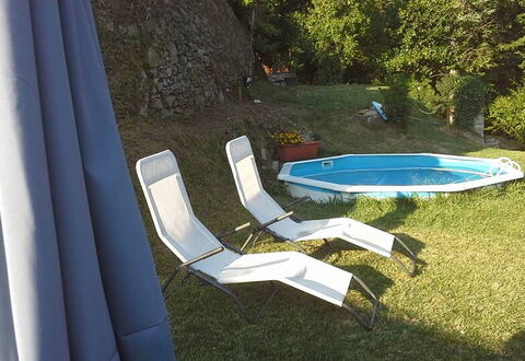 Emilia: Fabriek, Water, Buitenmeubels, Schaduw, Zwembad, Gras, Vrije Tijd, Boom, Rechthoek, Landschap