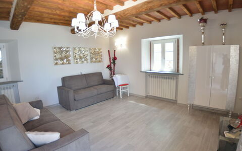 Villa Orchidea: Eigendom, Kamer, Verdieping, Gebouw, Plafond, Interieur Ontwerp, Woonkamer, Huis, Meubilair, Houten Vloer