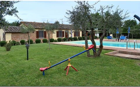 Villetta Di Cortona: Fabriek, Lucht, Boom, Gebouw, Water, Land Lot, Venster, Gras, Recreatie, Vrije Tijd