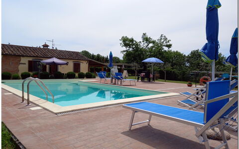 Villetta Di Cortona: Water, Lucht, Gebouw, Zwembad, Azure, Buitenmeubels, Huis, Schaduw, Rechthoek, Wolk