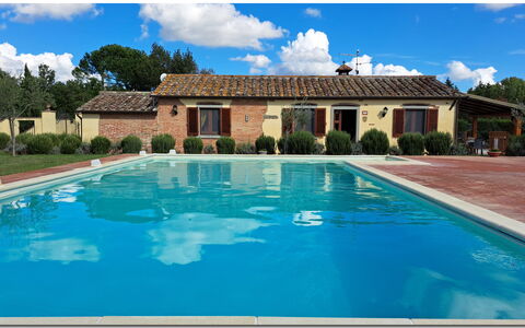 Villetta Di Cortona: Water, Wolk, Fabriek, Lucht, Gebouw, Zwembad, Natuur, Azure, Venster, Stoel