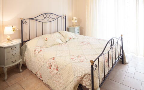 Evelyn Apartment - Diano Marina: Slaapkamer, Bed, Meubilair, Laken, Kamer, Bed Frame, Eigendom, Product, Bedding, Matras