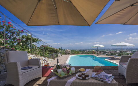 Villa Solaria: Eigendom, Lucht, Vakantie, Huis, Onroerend Goed, Toevlucht, Schaduw, Kamer, Zwembad, Huis