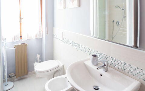 Eveten Apartments - Diano Marina: Badkamer, Eigendom, Kamer, Kraan, Interieur Ontwerp, Muur, Loodgieterswerkinrichting, Tegel, Wastafel, Bad