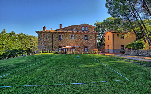 Sole Nel Prato: Gras, Groen, Eigendom, Landgoed, Huis, Gazon, Gebouw, Lucht, Architectuur, Huis