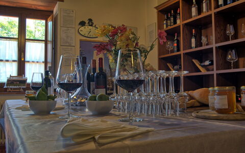 Sole Nel Prato: Kamer, Tafel, Eetkamer, Barware, Meubilair, Restaurant, Interieur Ontwerp, Glaswerk, Wijnglas, Glas