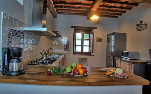 Sole Nel Prato: Countertop, Kamer, Eigendom, Plafond, Interieur Ontwerp, Meubilair, Gebouw, Keuken, Hardwood, Huis