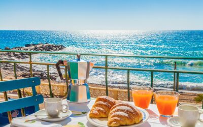 Il Balcone Sul Prino - Imperia: Voedsel, Tableware, Tafel, Lucht, Water, Eigendom, Meubilair, Blauw, Azure, Bord