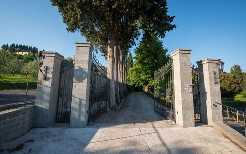 Il Marchese Di Ronta: Muur, Architectuur, Boom, Lucht, Gebouw, Vakantie, Zonlicht, Historische Site, Huis, Schaduw