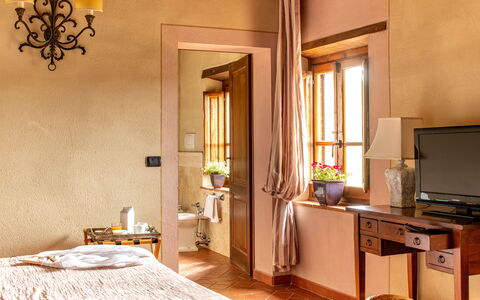 Borgo Gerlino: Kamer, Eigendom, Meubilair, Interieur Ontwerp, Gebouw, Slaapkamer, Muur, Suite, Bed, Geel