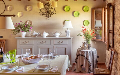Borgo Gerlino: Kamer, Eetkamer, Interieur Ontwerp, Meubilair, Eigendom, Tafel, Gebouw, Restaurant, Huis, Huis