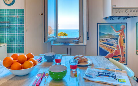 Apartment Mare Bello - Levanto: Blauw, Kamer, Turkoois, Eigendom, Oranje, Aqua, Azure, Interieur Ontwerp, Tafel, Huis