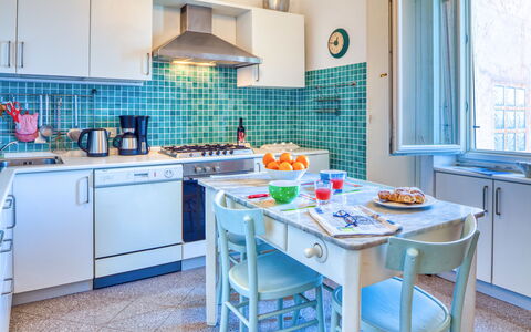 Apartment Mare Bello - Levanto: Kamer, Keuken, Countertop, Meubilair, Eigendom, Cabinetry, Turkoois, Blauw, Interieur Ontwerp, Huis