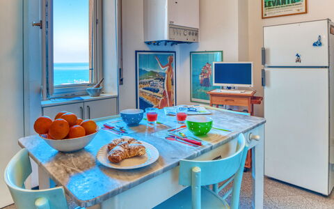 Apartment Mare Bello - Levanto: Kamer, Turkoois, Eigendom, Meubilair, Tafel, Interieur Ontwerp, Ontbijt, Eetkamer, Gebouw, Onroerend Goed