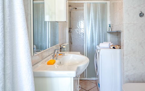 Il Geranio Sant'elmo - Diano Marina: Badkamer, Eigendom, Kamer, Tegel, Muur, Interieur Ontwerp, Loodgieterswerkinrichting, Gordijn, Badkamer Accessoire, Materiële Goederen