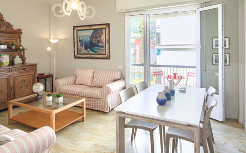 Giulia Apartment 2 - Levanto: Tafel, Meubilair, Eigendom, Fotolijst, Bankstel, Azure, Stoel, Interieur Ontwerp, Verlichting, Woonkamer