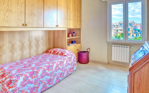 Giulia Apartment 2 - Levanto: Kamer, Meubilair, Slaapkamer, Eigendom, Laken, Verdieping, Interieur Ontwerp, Bed, Muur, Gebouw