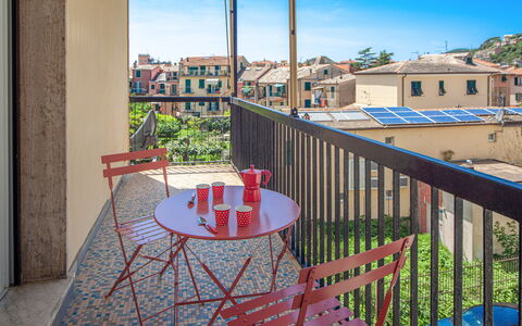 Giulia Apartment 2 - Levanto: Lucht, Tafel, Meubilair, Eigendom, Gebouw, Fabriek, Stoel, Venster, Azure, Hout