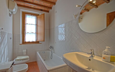 Casa Legoli: Badkamer, Kamer, Eigendom, Interieur Ontwerp, Gebouw, Huis, Wastafel In De Badkamer, Huis, Verdieping, Daylighting