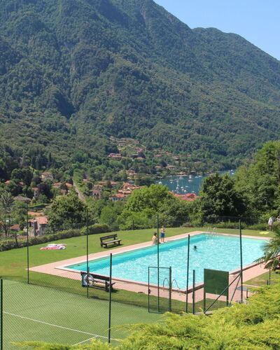 La Rocca: Eigendom, Water, Berg, Fabriek, Lucht, Natuur, Boom, Zwembad, Land Lot, Hek