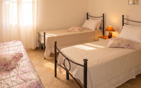Lia: Meubilair, Bed, Slaapkamer, Verdieping, Interieur Ontwerp, Hout, Flooring, Bedding, Laken, Bed Frame
