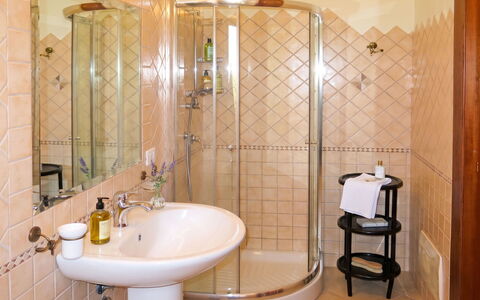 Lia: Badkamer, Loodgieterswerkinrichting, Interieur Ontwerp, Muur, Flooring, Wastafel In De Badkamer, Verdieping, Wastafel, Kraan, Loodgieter