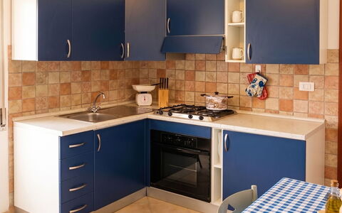 Lia: Keuken, Toestel Van De Keuken, Major Appliance, Fornuis, Countertop, Flooring, Hout, Cabinetry, Fornuis, Interieur Ontwerp