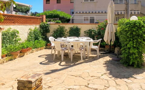 Lia: Meubilair, Buitenmeubels, Tuin, Bloempot, Schaduw, Flagstone, Stoel, Backyard, Werf