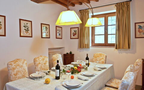 Casavecchia: Tafel, Meubilair, Tableware, Eigendom, Venster, Stoel, Fotolijst, Tafelkleed, Interieur Ontwerp, Bord
