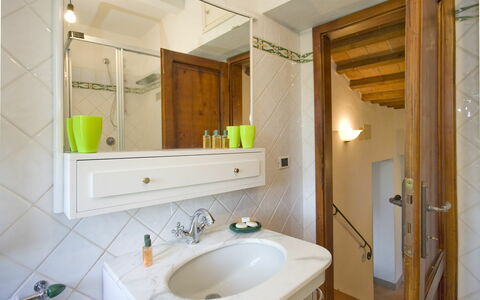 La Fonte: Badkamer, Kamer, Eigendom, Interieur Ontwerp, Gebouw, Badkamerkast, Wastafel, Huis, Badkamer Accessoire, Bad