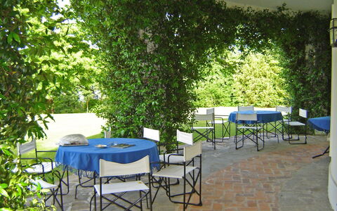 Villa Adriana: Eigendom, Patio, Buitentafel, Tafel, Boom, Meubilair, Onroerend Goed, Kamer, Gebouw, Vrije Tijd