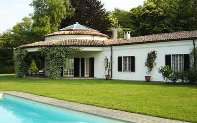 Villa Adriana: Huis, Eigendom, Huis, Gebouw, Onroerend Goed, Villa, Architectuur, Landgoed, Zwembad, Dak