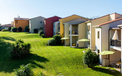 Peschiera del Garda 652: Woongebied, Huis, Menselijke Nederzetting, Gazon, Tuin, Landgoed, Werf, Voorstad, Landscaping, Schaduw