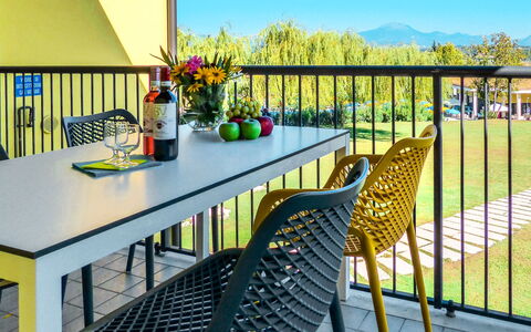 Peschiera del Garda 652: Tafel, Bloem, Meubilair, Lucht, Fabriek, Bloempot, Blauw, Buitentafel, Stoel, Interieur Ontwerp