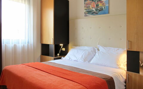 Peschiera del Garda 652: Bed, Interieur Ontwerp, Meubilair, Slaapkamer, Hout, Verdieping, Flooring, Laken, Bedding, Kamer
