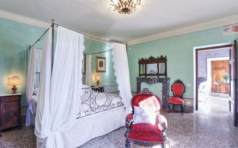 Villa Clara 20: Kamer, Eigendom, Slaapkamer, Rood, Bed, Groen, Huis, Meubilair, Interieur Ontwerp, Geel