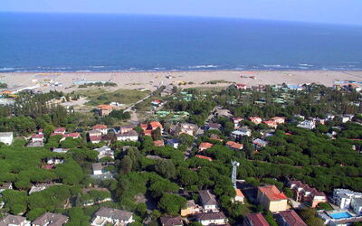 Rosolina Mare 641: Lucht, Eigendom, Water, Stedelijk Ontwerp, Huis, Gebouw, Biome, Landschap, Horizon, Natuurlijk Landschap