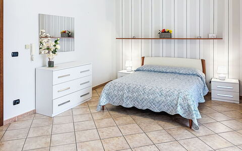 Collina San Ponzio: Meubilair, Bed, Slaapkamer, Flooring, Interieur Ontwerp, Verdieping, Laken, Hout, Bedding, Textiel