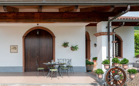 Collina San Ponzio: Fabriek, Eigendom, Meubilair, Gebouw, Bloempot, Schaduw, Hout, Interieur Ontwerp, Deur, Stoel
