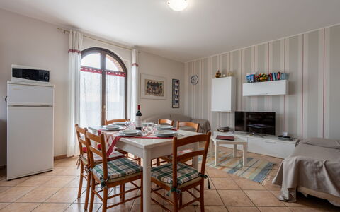 Collina San Ponzio: Tafel, Meubilair, Eigendom, Stoel, Hout, Interieur Ontwerp, Venster, Flooring, Verdieping, Keuken En Eettafel