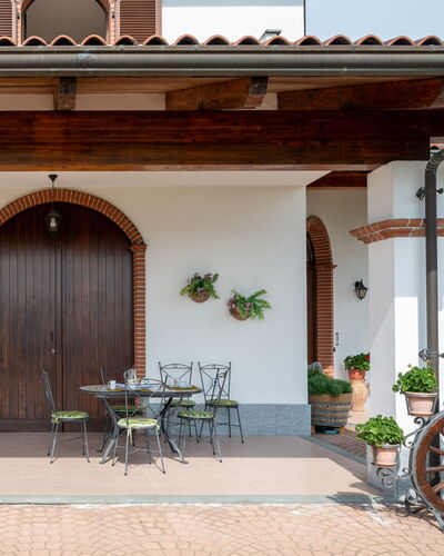 Collina San Ponzio: Fabriek, Eigendom, Meubilair, Gebouw, Bloempot, Schaduw, Hout, Interieur Ontwerp, Deur, Stoel