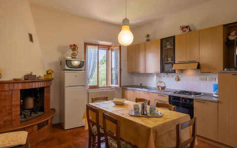 San Piero: Countertop, Cabinetry, Eigendom, Wastafel, Meubilair, Gootsteen, Tafel, Kraan, Keuken, Hout