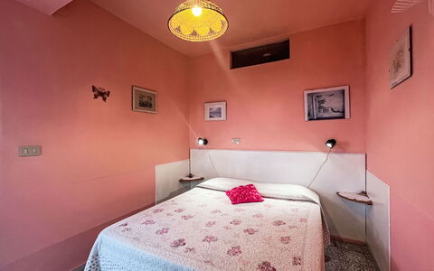 San Lorenzo al Mare 625: Muur, Slaapkamer, Laken, Bed, Roze, Bedding, Interieur Ontwerp, Linens, Bed Frame, Verdieping